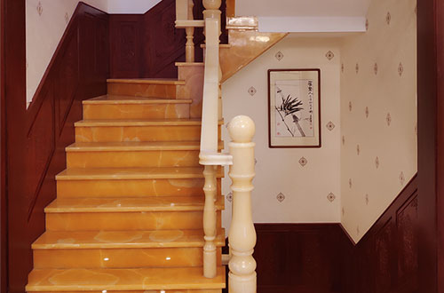 贺兰中式别墅室内汉白玉石楼梯的定制安装装饰效果